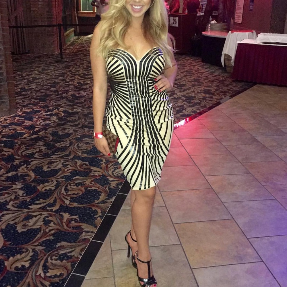 Strapless mini dress. Nude/black stripes